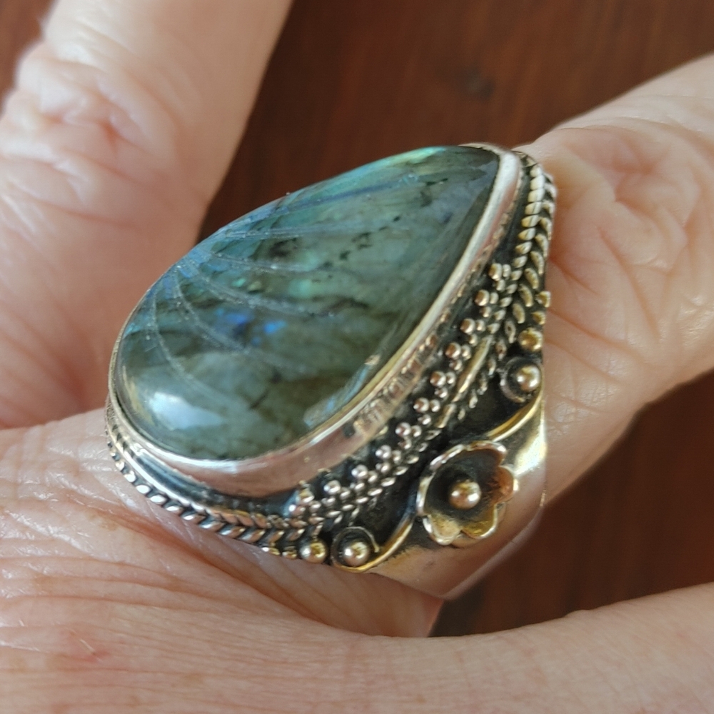 Carved Labradorite Gemstone Ring in 925 Sterling Silver (9) - Picture 6 of 12